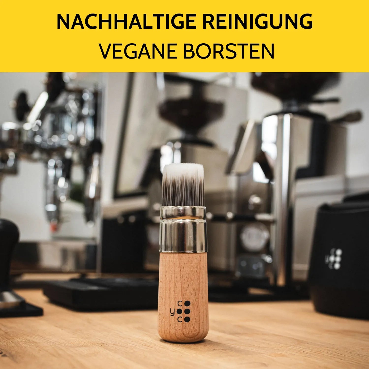 Großer Barista Pinsel steht in der Barista-Ecke.