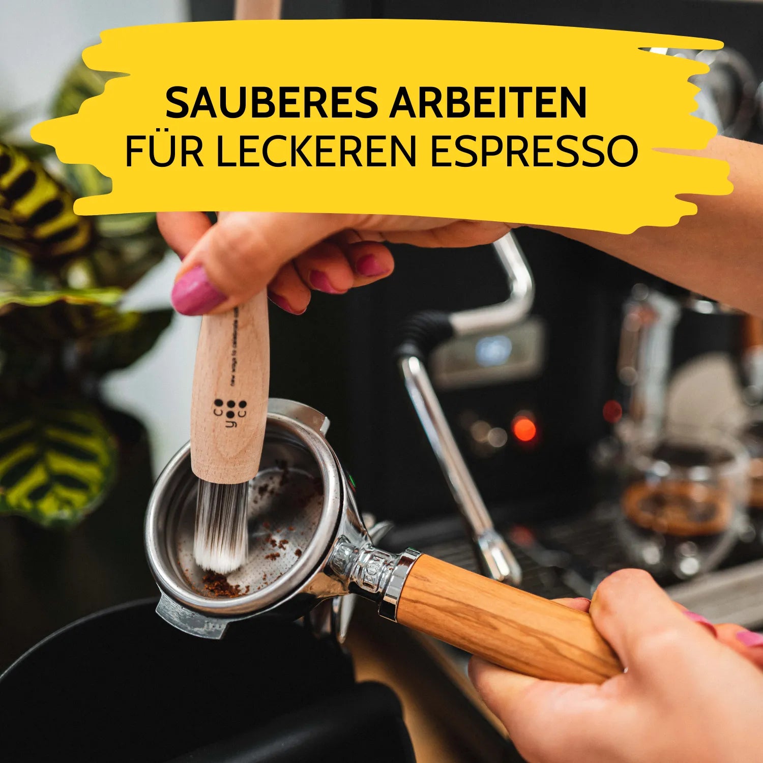 Die Kaffeemehlreste im Siebträger werden mit dem Barista-Pinsel entfernt. 
