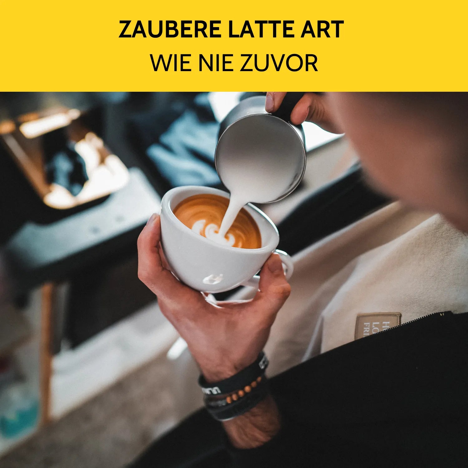 Barista gießt mit Milchkännchen Latte Art. 