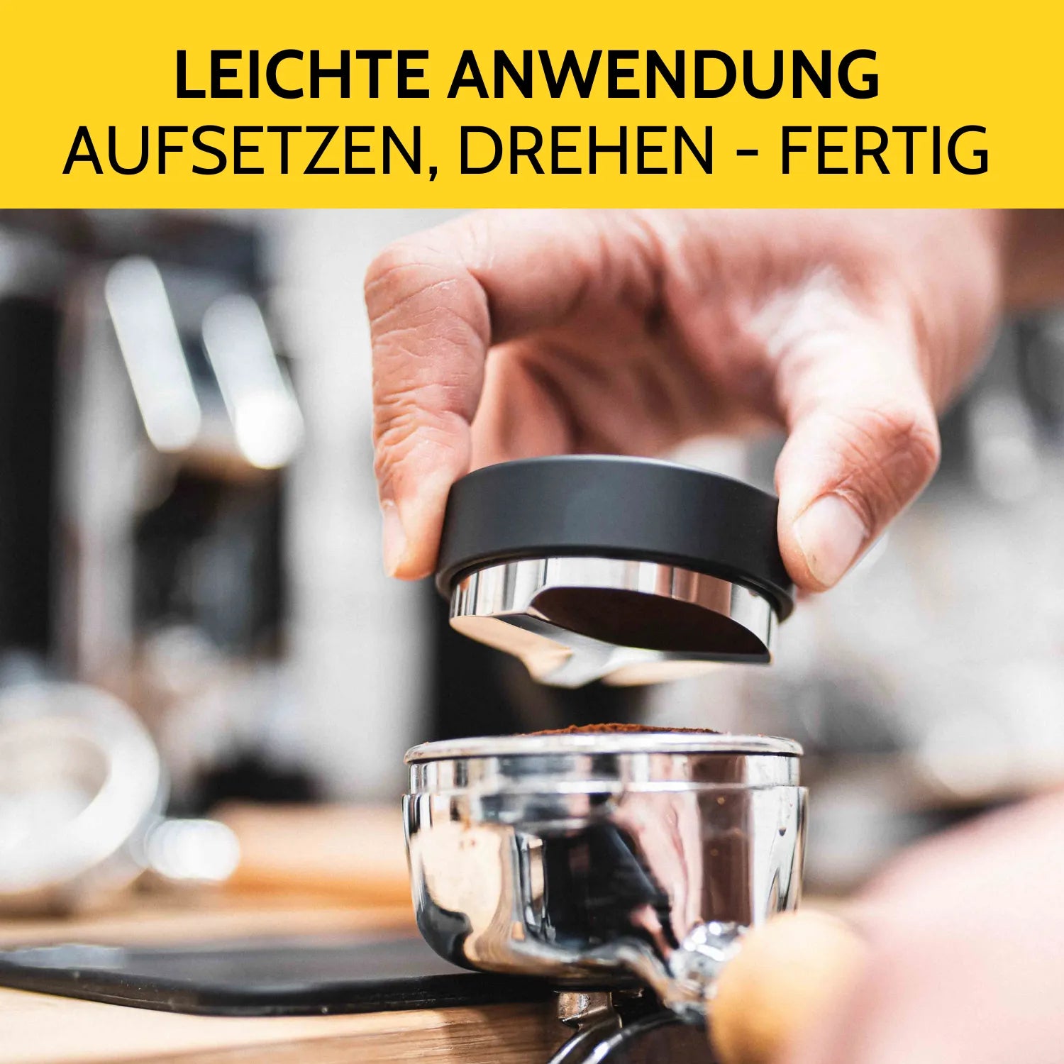 Das Kaffeemehl im Siebträger wird mit dem Leveler verteilt.