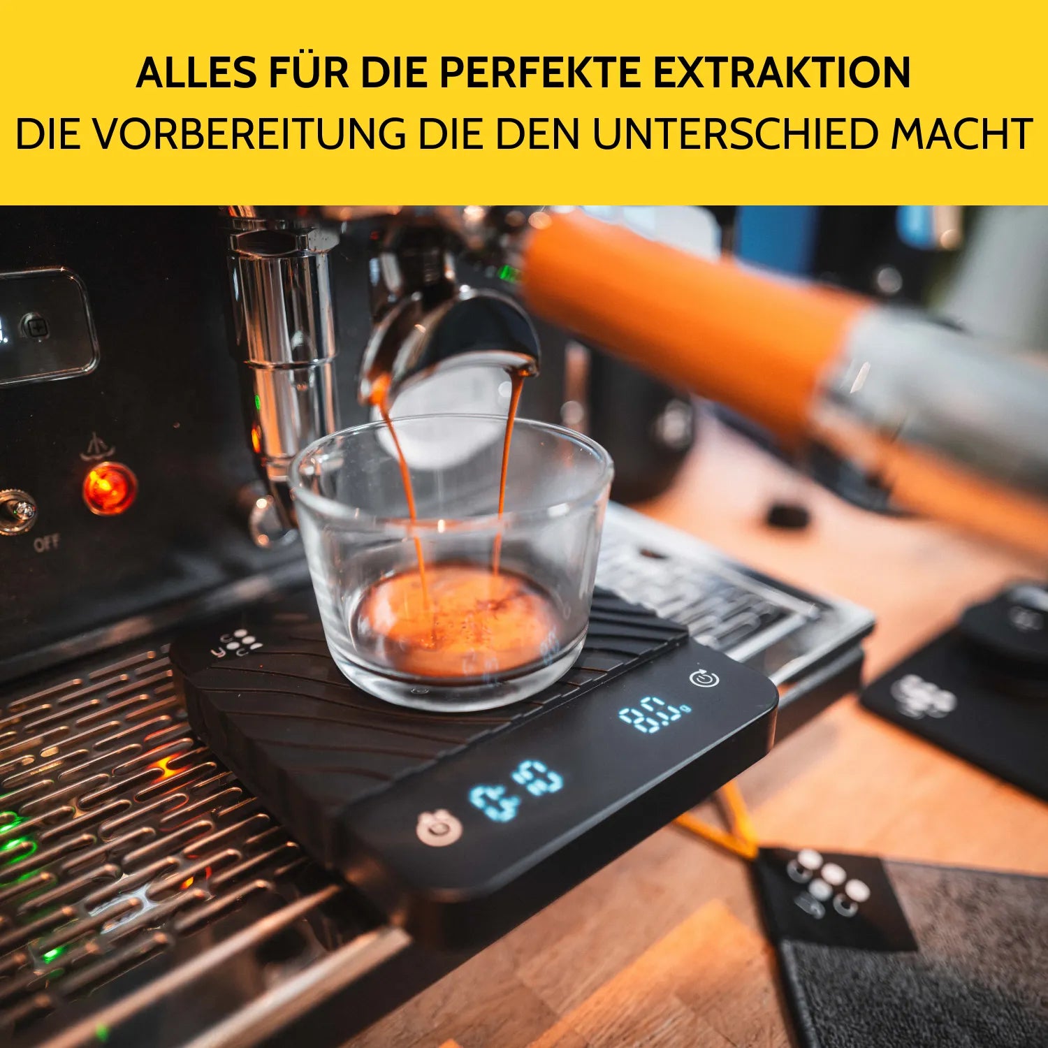 Espresso extrahiert in ein Kaffeeglas, welches auf der Kaffeewaage steht. 