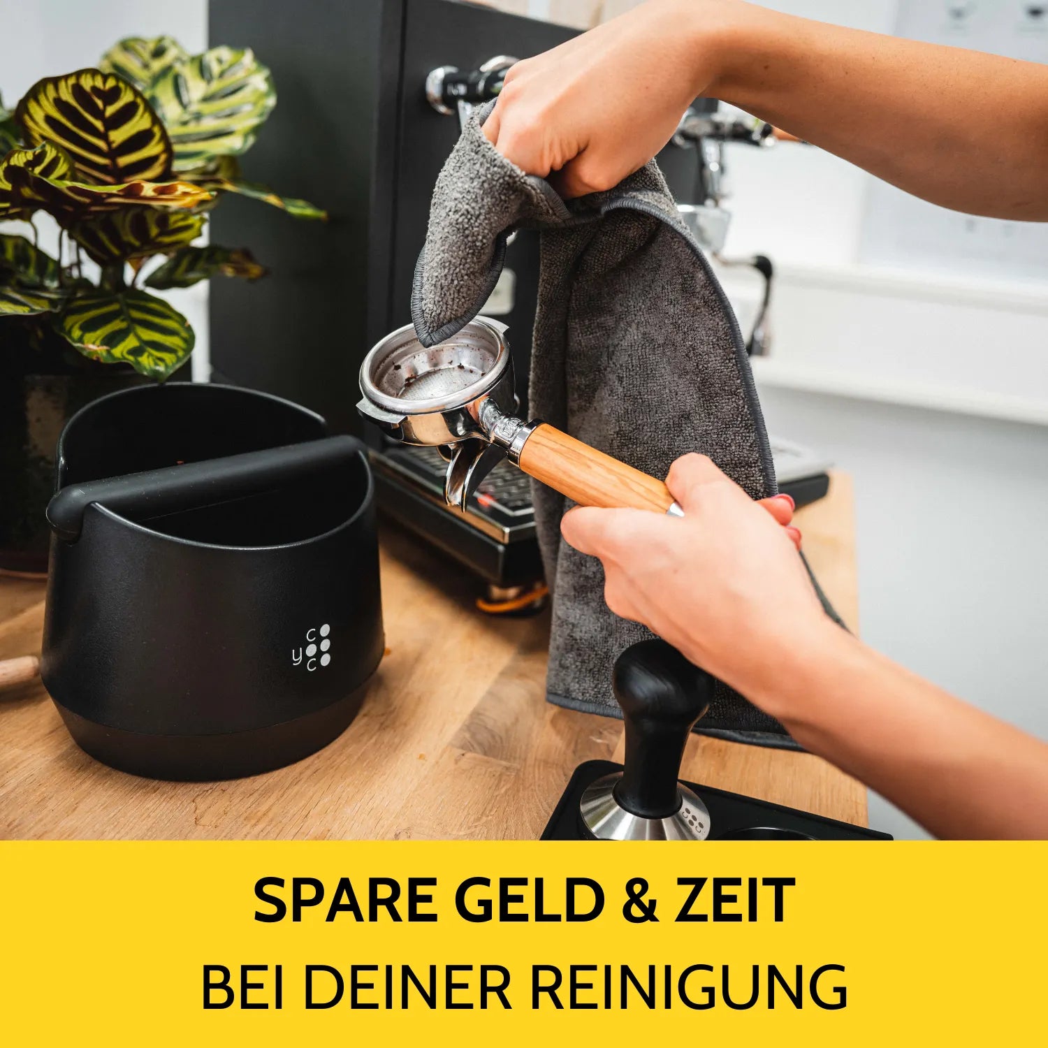 Die Kaffeemehlreste im Siebträger werden mit dem Barista-Tuch entfernt. 