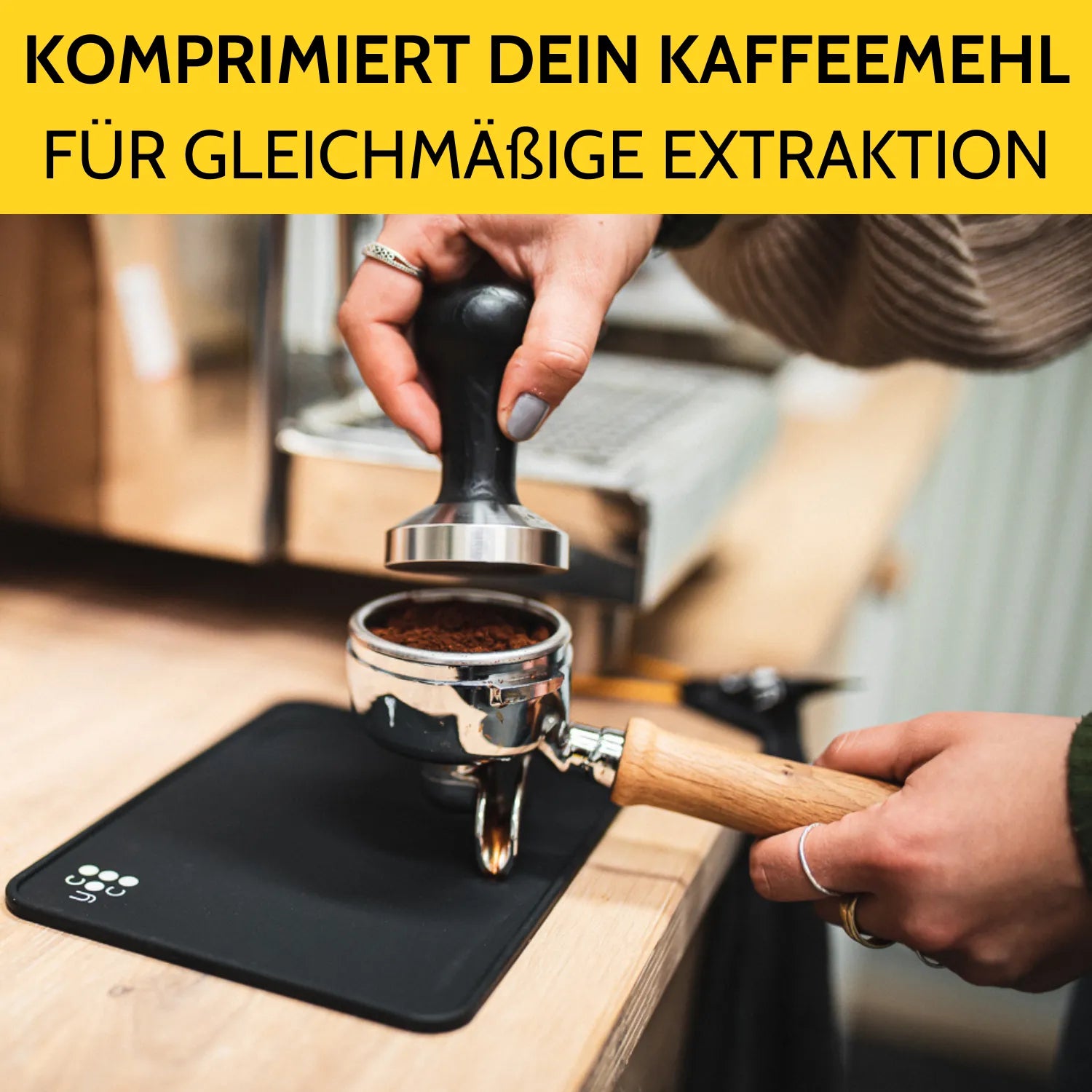 Das Kaffeemehl im Siebträger wird getampt. 