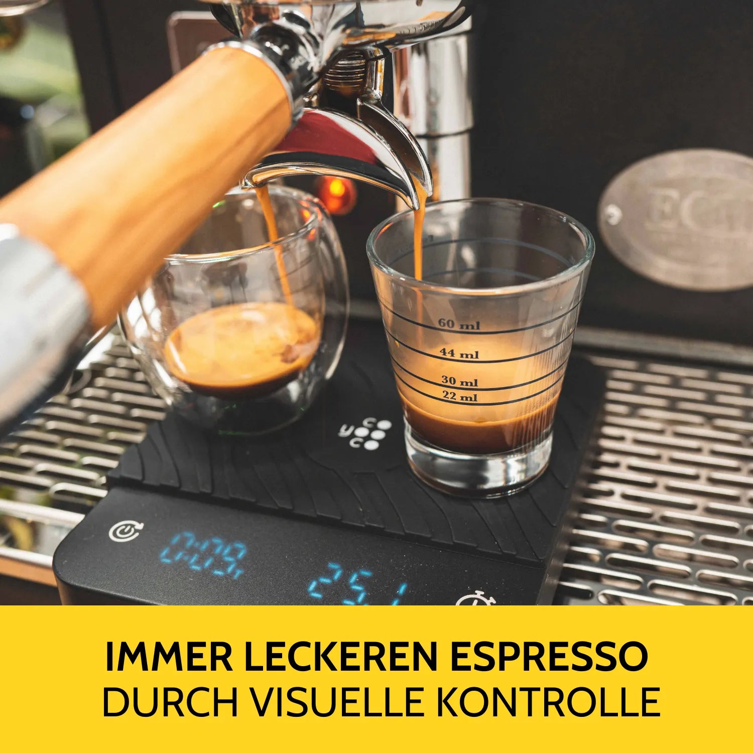 Espresso extrahiert in das Shotglas, welches auf der Kaffeewaage steht. 